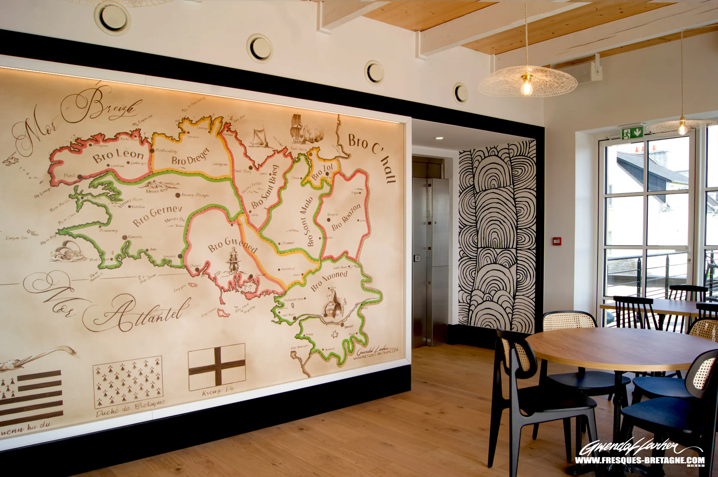 Détail de la carte de Bretagne peinte en fresque sur la cloison intérieure d'une brasserie-restaurant à Landévennec